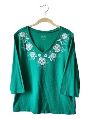 Emerald Green V-Neck Long 3/4 Sleeve Top with White Floral Embroidery